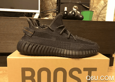  6月8日发售的yeezy 350 V2黑潮牌魂配色不知道你们都有没有入手（yeezy 350 V2黑魂配色开箱测评 yeezy 350黑魂配色值得入手吗）