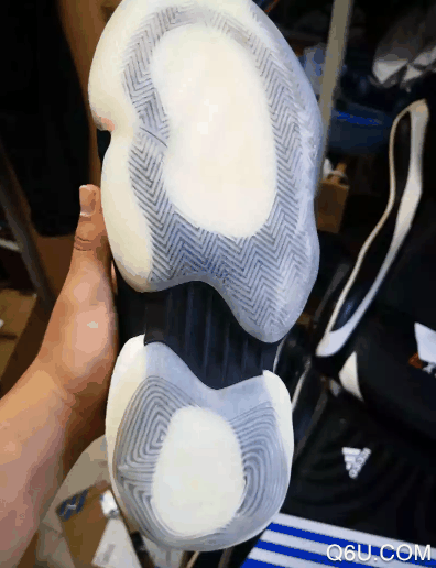 采用的袜潮牌品牌套设计（adidas BYW x黑灰开箱测评 adidas BYW x黑灰上脚怎么样）