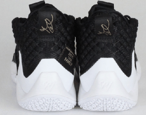可见此配色尽量威少个人情怀潮牌 鞋舌上由 Jumpman Logo 替换为威少专属 Logo（威少二代黑金配色发售信息 Why Not Zer0.2黑金配色实物欣赏）