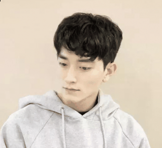 脖颈以上后脑勺潮牌的位置打薄铲青（2019年小奶狗流行什么发型 2019年小奶狗流行发型盘点）