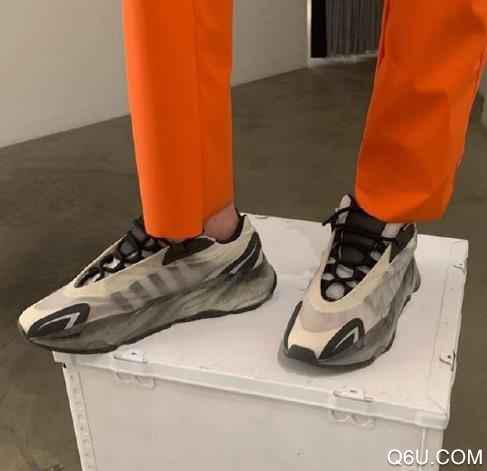 yeezy 700 vx爆出黑白、黑橙两个全新配色 yeezy 700 vx和 v2的区别是什么