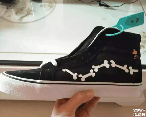vans联名史努比黑色高帮鞋款开箱测评 vans配长袜好看吗