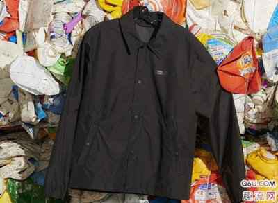  Parley x Helmut Lang新系列发售消息 系列中的连帽潮牌雨衣和夹克现可通过 Helmut Lang 门店、精选零售商和网站购得（垃圾做的衣服你会穿吗 Parley x Helmut Lang环保主题服装发售）