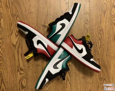 鞋垫红底黑潮牌信息logo；右边是黑红（AJ1 low黑红和黑绿脚趾哪个好看 AJ1 low黑红和黑绿脚趾对比测评）