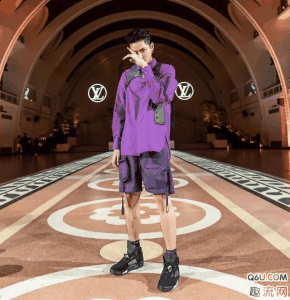 然后上脚潮牌商城一双AJ5（吴亦凡穿AJ搭配全员恶人丑吗 吴亦凡穿搭功力是怎么进步的）