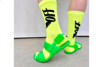 目前除了绿色之外潮牌汇潮牌网店还有蓝色和黑色可以选（OW NO DOUBT凉鞋发售 Off-White NO DOUBT凉鞋上脚图赏析）