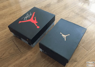 但是有一潮牌品牌个贴纸（AJ4黑红复刻男女款材质一样吗 AJ4黑红复刻男女款对比图）