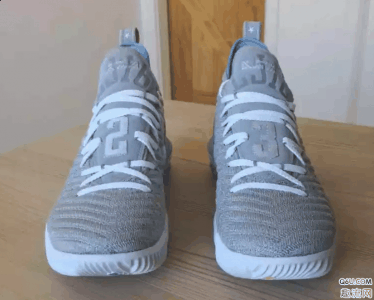 整体清爽又活力不凡！后侧 Swoosh潮牌品牌 Logo 与鞋舌处詹姆斯皇冠 Logo 均以炫彩方式呈现（LBJ16灰北卡开箱测评 LBJ16和ZK1灰北卡哪个值得入手）