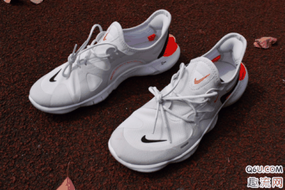 低密度泡棉填充的潮牌品牌后跟提供了一定的缓震（Nike Free RN 5.0跑步测评 Nike Free RN 5.0适合脚宽的人吗）