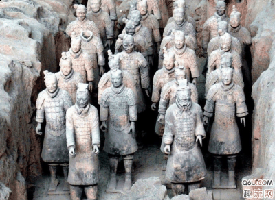 大多数人都对冠希哥潮牌的设计表示了认可与喜爱（陈冠希回国晒照参观兵马俑 发布兵马俑主题联名CLOT x AJ13 Low官方信息）