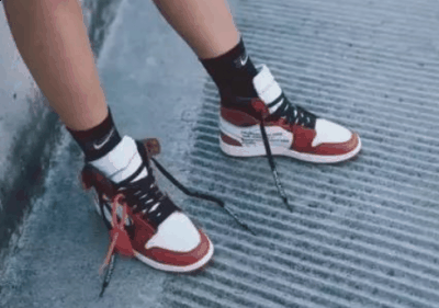  而吴亦凡也在节目中潮牌上脚了一款Air Max银子弹（2019年潮流风向变化 “老跑鞋”将成为2019年潮流趋势）