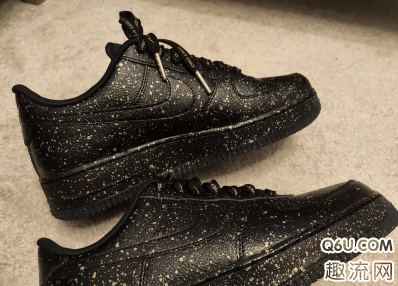 并在鞋面加入了大量潮牌信息的金色泼墨元素的设计（AF1黑金限定开箱测评 空军1号黑金泼墨实物赏析）