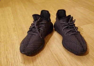 不用担心日常潮牌的氧化问题（yeezy 350 v2黑魂2019开箱测评 yeezy 350 v2黑天使上脚图）