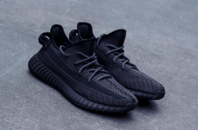 那么这双yeezy 350 v2堕天使实物图好看吗？下面潮牌信息就和趣流网的小编一起来看看关于yeezy 350 v2黑魂的相关信息（yeezy 350 v2纯黑侧透货量95000双 Yeezy 350 V2 “Black”堕天使价格趋势怎么样）