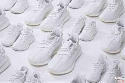 很多时候都是为潮牌资讯了享受或者情怀（纯白Yeezy 350 V2 Boost现在什么价格 现在多少钱入手纯白Yeezy不亏）