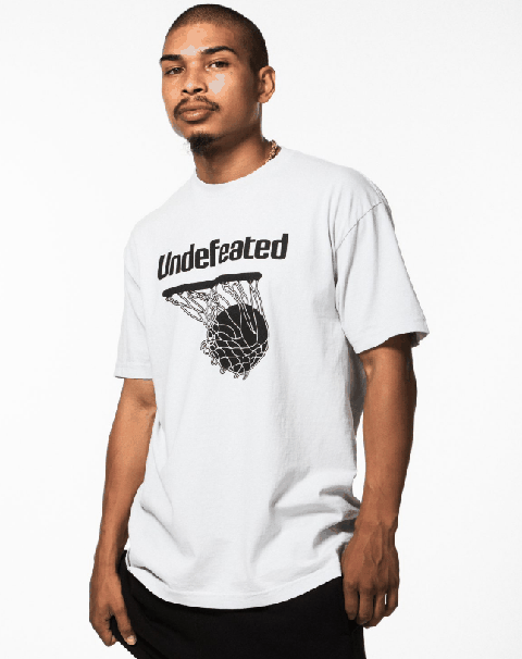 并以 LED 灯强调品牌潮牌商城理念中的「不败」宗旨（国内首间 UNDEFEATED 专门店在哪 UNDEFEATED 2018 秋冬系列有哪些）