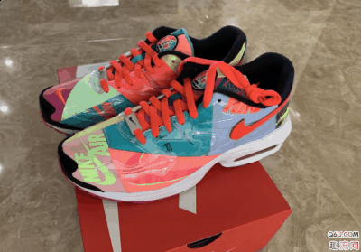 这个角度看起来还是很美的 Atmos X Nke 潮牌商城Air Max2 Light实物细节赏析 鞋舌上的标也改成了拼接概念（Atmos联名耐克Air Max2 Light开箱测评 Atmos X Nke Air Max2 Light上脚图）
