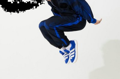以其标志性的潮牌商城蓝色贯穿鞋面（阿迪达斯 x atmos 全新联名 ADIMATIC atmos Blue 鞋款亮相）