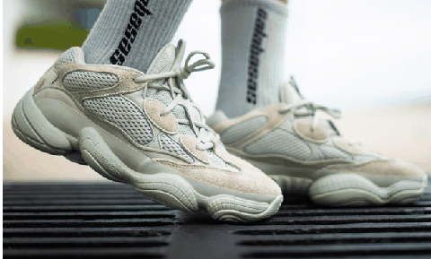  Yeezy 350 V2“Semi Frozen Yellow” 发售日期：2018 年潮牌信息 12 月 曾经比白斑马更为稀有的黄斑马配色也将于年底再度登场（2018下半年发售椰子球鞋有哪些 2018下半年发售椰子球鞋大汇总）