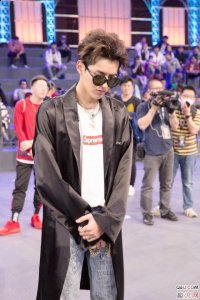 吴亦凡超酷时尚潮男穿潮牌搭 男孩子如何穿搭时尚帅气（吴亦凡超酷时尚潮男穿搭 男孩子如何穿搭时尚帅气）