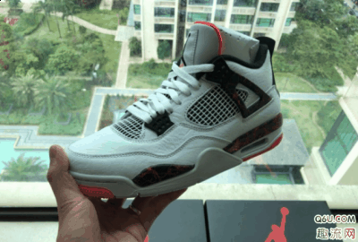 两双鞋的配色可潮牌以说是一正一反吧（Aj4热熔岩偏码吗 Aj4热熔岩和黑镭射买哪个）