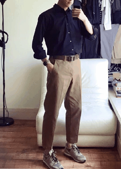  卡其色衬衫+橄榄色T恤+褐色宽腿潮牌商城窄口九分裤 颜色搭配： 先从大地色开始（男生秋装如何穿搭出层次感 男生秋装搭配技巧）