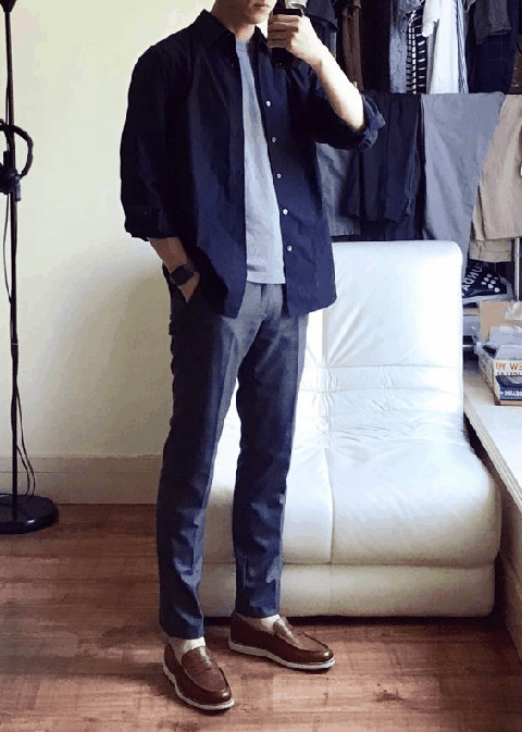  卡其色衬衫+橄榄色T恤+褐色宽腿潮牌商城窄口九分裤 颜色搭配： 先从大地色开始（男生秋装如何穿搭出层次感 男生秋装搭配技巧）