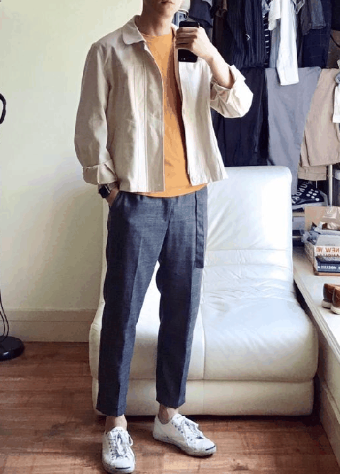  卡其色衬衫+橄榄色T恤+褐色宽腿潮牌商城窄口九分裤 颜色搭配： 先从大地色开始（男生秋装如何穿搭出层次感 男生秋装搭配技巧）