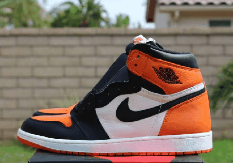  3.Air Jordan 1 Rust Pink潮牌品牌 脏粉 鞋身以白色基调呈现（适合女生穿的AJ1配色有哪些 AJ1适合女生穿吗）