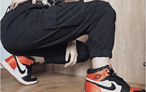  3.Air Jordan 1 Rust Pink潮牌品牌 脏粉 鞋身以白色基调呈现（适合女生穿的AJ1配色有哪些 AJ1适合女生穿吗）