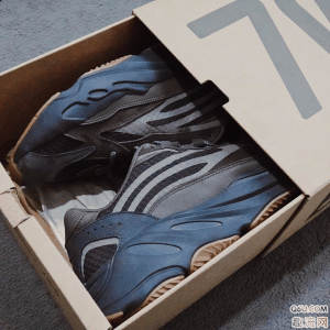 吸睛的鞋身轮潮牌汇潮牌网廓和纹理设计（yeezy 700 v2 GEODE开箱测评 椰子700 v2 GEODE反光好看吗）