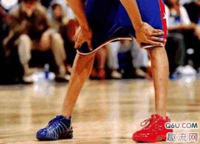 著名球鞋专家Dominic Chambrone专潮牌门为詹姆斯打造了一双黄金版Lebron 15（NBA取消球鞋颜色限制了吗 赛场上会出现配色浮夸的球鞋吗）