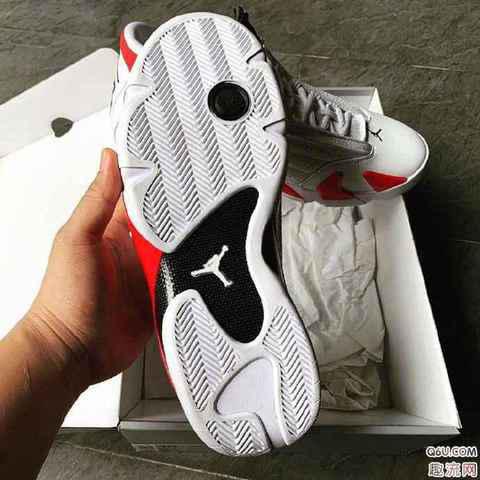 与现在的各类潮牌商城篮球鞋相比之下（ AJ14白红复刻开箱测评 AJ14白红复刻上脚图）