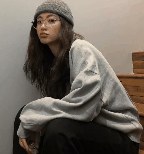 让上下层次能有一个明显的过渡 再在鞋子的的颜色上选择和上身的服装进行呼应 这样的造型就简单潮牌商城又不失可爱感啦 毛绒绒想拥拥 说起秋冬季节的服装 那又怎能少了保暖又舒适的毛衣呢~ 大家千万不要觉得毛衣是一种老套的服装 只要搭配好（可爱萌妹子怎么搭配 可爱萌妹子必备单品有哪些）