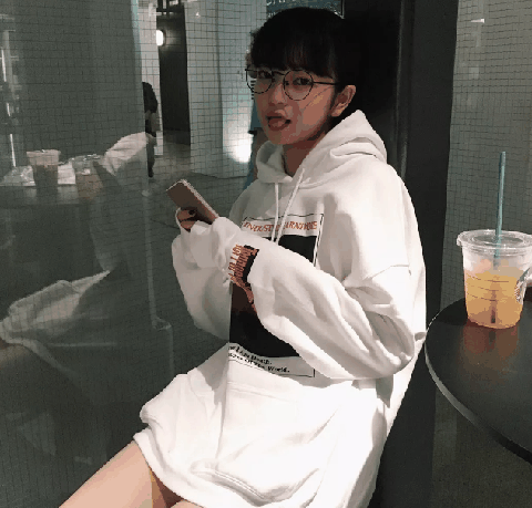 让上下层次能有一个明显的过渡 再在鞋子的的颜色上选择和上身的服装进行呼应 这样的造型就简单潮牌商城又不失可爱感啦 毛绒绒想拥拥 说起秋冬季节的服装 那又怎能少了保暖又舒适的毛衣呢~ 大家千万不要觉得毛衣是一种老套的服装 只要搭配好（可爱萌妹子怎么搭配 可爱萌妹子必备单品有哪些）
