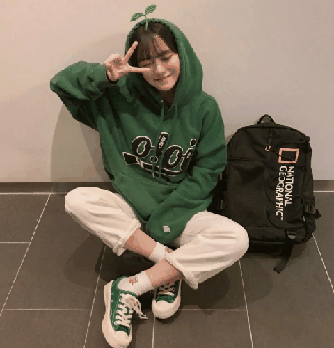 让上下层次能有一个明显的过渡 再在鞋子的的颜色上选择和上身的服装进行呼应 这样的造型就简单潮牌商城又不失可爱感啦 毛绒绒想拥拥 说起秋冬季节的服装 那又怎能少了保暖又舒适的毛衣呢~ 大家千万不要觉得毛衣是一种老套的服装 只要搭配好（可爱萌妹子怎么搭配 可爱萌妹子必备单品有哪些）