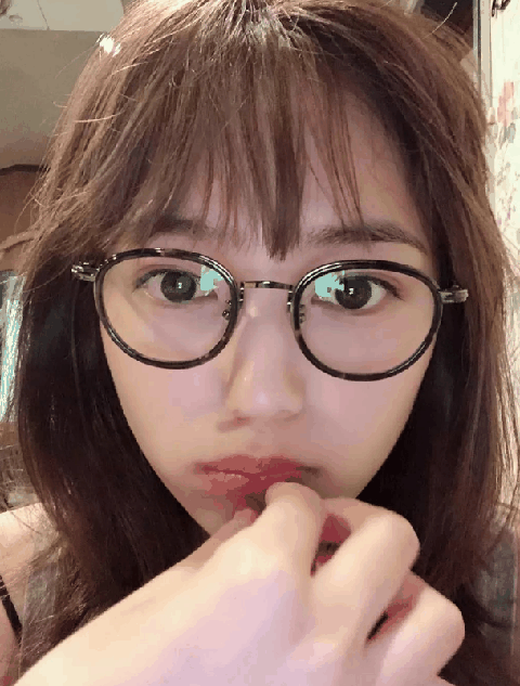 让上下层次能有一个明显的过渡 再在鞋子的的颜色上选择和上身的服装进行呼应 这样的造型就简单潮牌商城又不失可爱感啦 毛绒绒想拥拥 说起秋冬季节的服装 那又怎能少了保暖又舒适的毛衣呢~ 大家千万不要觉得毛衣是一种老套的服装 只要搭配好（可爱萌妹子怎么搭配 可爱萌妹子必备单品有哪些）