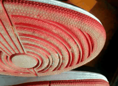 因为我一直潮牌信息都穿41的脚（Air Jordan 1系列球鞋鞋底硬吗 AJ1黑绿脚趾和黑紫脚趾哪款上脚好看）