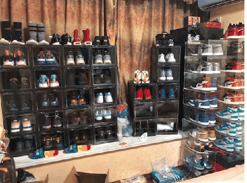  开放式展示层板 可以使用开放式的层板来将花大钱购入的球鞋宝贝潮牌汇潮牌网店们好好展示出来 当然这个方式也比较适用于穿着次数较不频繁、也时常清洁的球鞋收藏家们（球鞋收纳方法有哪些 球鞋收纳方法盘点）