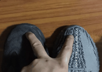  椰子700尺码怎么选 之前对比了500和350（500我选的大两个半码 缓解了亚拇趾盖问题、350选的大半码 没啥问题）潮牌商城鞋带系紧站立状态大拇趾尖位置如上图 这次700选的原码（系紧鞋带站立大拇趾尖位置如图）虽然也有压大拇趾盖状况但明显比500要好一些……700鞋型明显偏宽的（椰子700尺码怎么选 椰子700上脚感受）