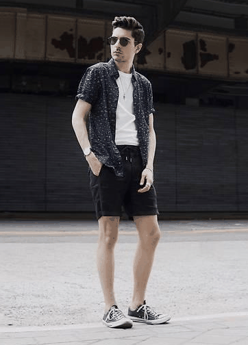  帆布鞋以百搭与舒潮牌适深受小伙伴们的喜爱（匡威怎么穿搭才好看 匡威穿搭方式技巧）