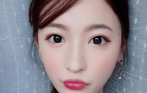 佩戴8小时+也不会有潮牌商城干涩、干燥、不适感（美瞳要怎么搭配才美 美瞳搭配方法）