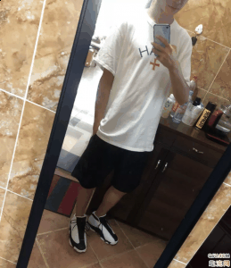  男款aj13熊猫价格在220美刀左右 也就是一千潮牌商城五六 谁都没法说以后涨 不涨 aj13和32哪个好 32更适合实战（AJ13熊猫怎么搭配 AJ13熊猫搭配技巧推荐）
