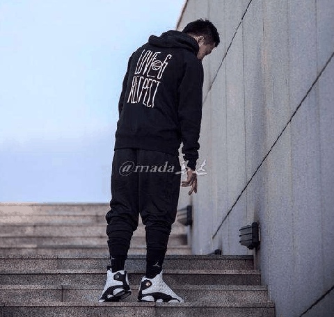 流水线的做工也太不仔细了潮牌 走线也是歪歪扭扭的 鞋底串色了解一下（AJ13熊猫怎么搭配 AJ13熊猫脚感怎么样）