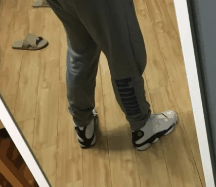 流水线的做工也太不仔细了潮牌 走线也是歪歪扭扭的 鞋底串色了解一下（AJ13熊猫怎么搭配 AJ13熊猫脚感怎么样）