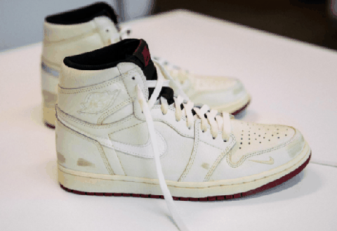 而此款鞋子有潮牌信息点OG老炮的感觉（Nigel Sylvester x AJ1实物欣赏 Nigel Sylvester x AJ1上脚图欣赏）