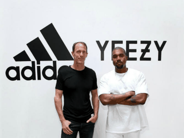 结合着一体式潮牌商城的鞋身设计（Yeezy与AJ1对比 Yeezy与AJ1哪款更值得入手）