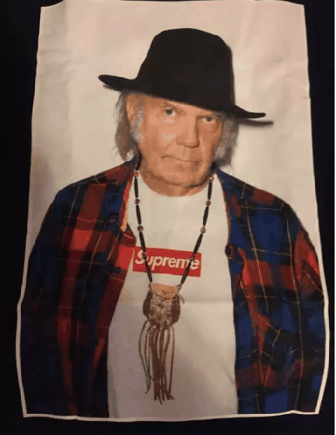 也正勾勒出他自贫潮牌资讯穷生活走来的街头风格（SupremeT恤印花上的名人有哪些 为什么能印在上面？）