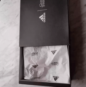 看着还是很潮牌品牌高级的样子（阿迪达斯联名《权力的游戏》开箱测评 阿迪达斯联名权力的游戏塔格利安和守夜人配色上脚图）