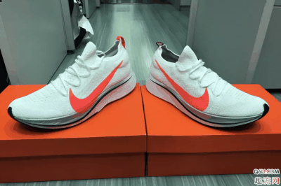 两双跑鞋的大小都有潮牌品牌点小问题：4%偏大一点点（耐克zoom fly fk和Zoom Vaporfly 4%哪个好 Nike zoom fly fk和Zoom Vaporfly 4%开箱对比测评）